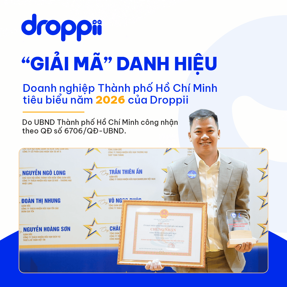 Người đàn ông mặc vest cầm chứng nhận và cúp danh hiệu Doanh nghiệp TP.HCM tiêu biểu 2026, logo Droppii phía trên