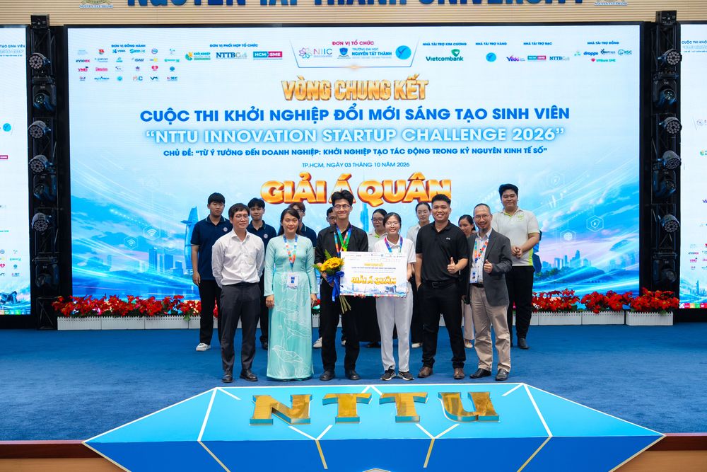 Nguyễn Văn Mau – Giám đốc Marketing Droppii trao giải Á quân NTTU Innovation Startup Challenge 2026