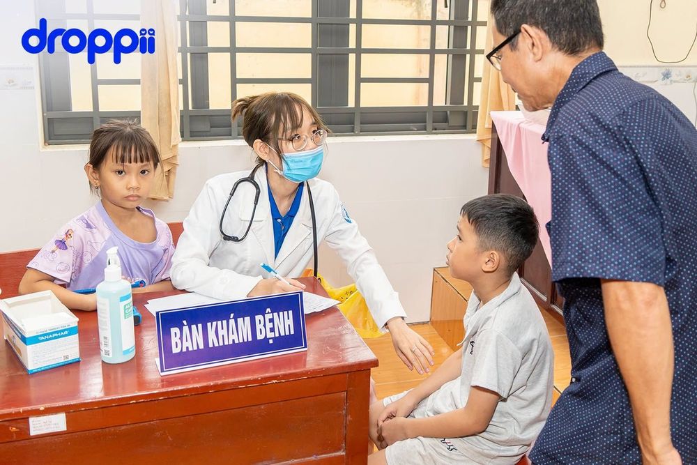 Bác sĩ Bệnh viện Nhi đồng 1 khám sức khỏe miễn phí cho trẻ em xã Phú Hữu trong chương trình Droppii đồng hành