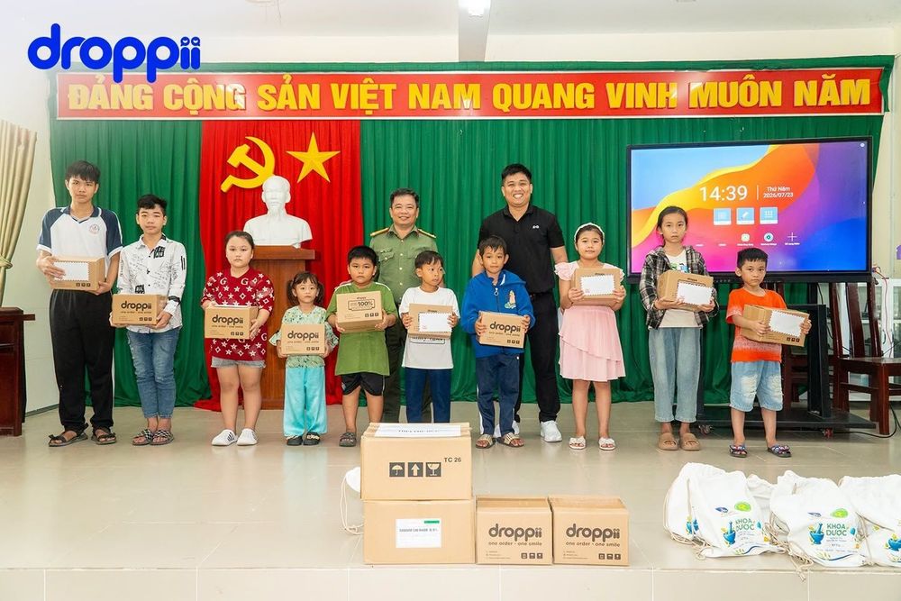 Nguyễn Văn Mau – Giám đốc Marketing Droppii trao quà cho trẻ em xã Phú Hữu, TP. Cần Thơ nhân 79 năm Ngày Thương binh - Liệt sĩ