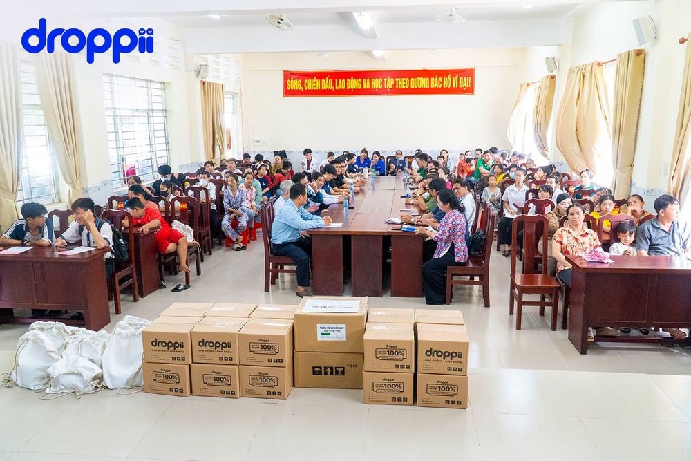Phụ huynh và trẻ em xã Phú Hữu tham dự chương trình khám bệnh, tặng quà cùng Droppii