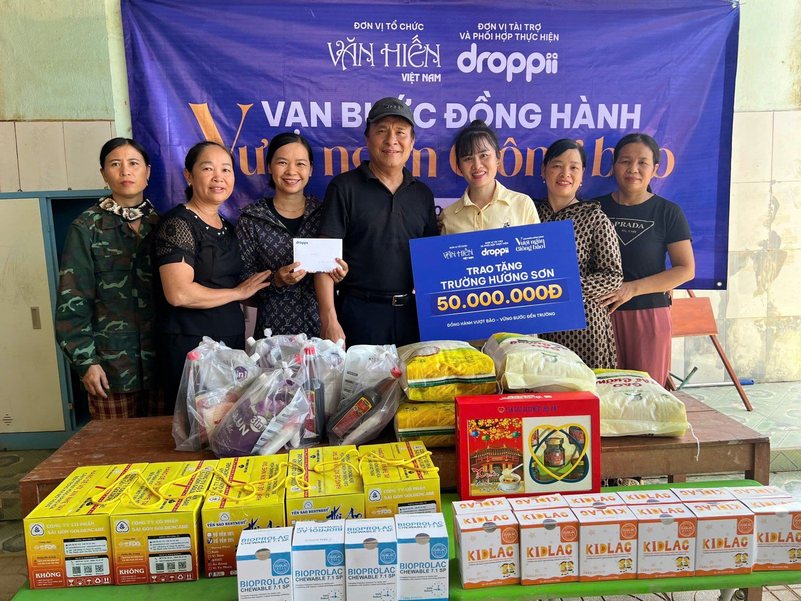 Tập thể cán bộ, giáo viên Trường Mầm non Hương Sơn