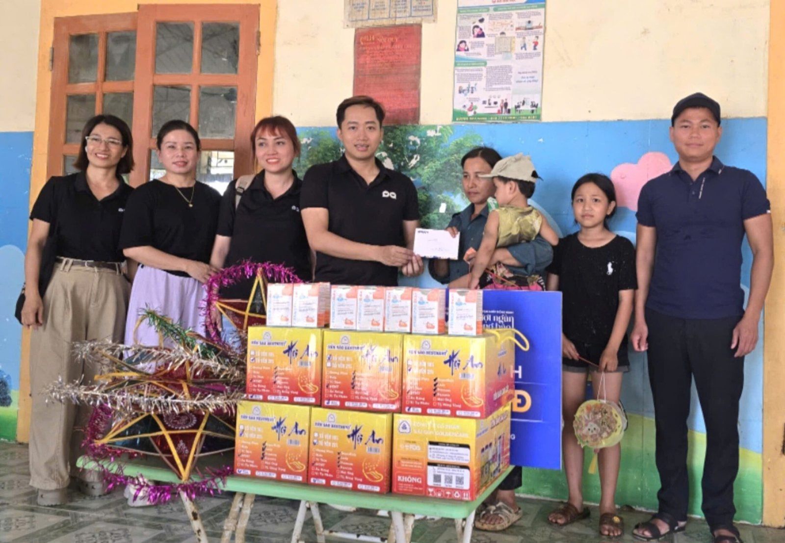 Đại lý Droppii cùng đoàn trao quà cho bà con vùng lũ