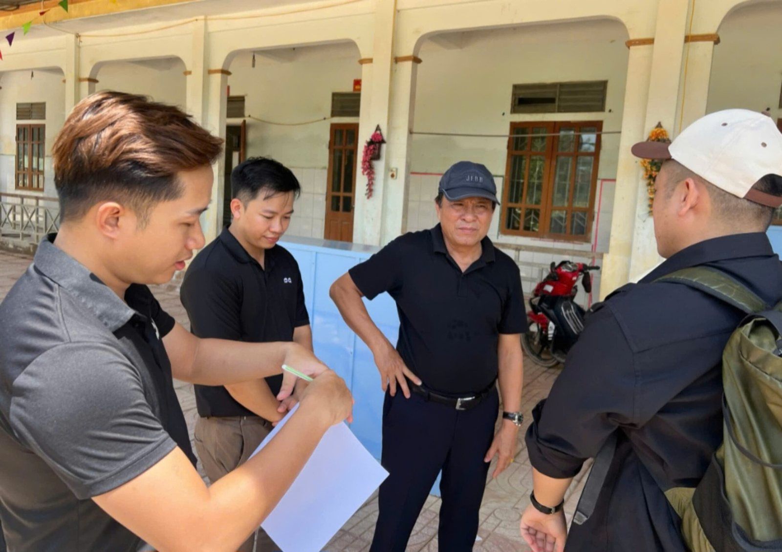 Đoàn công tác hội ý với cán bộ Công an Nghệ An trước khi vào vùng ngập lụt