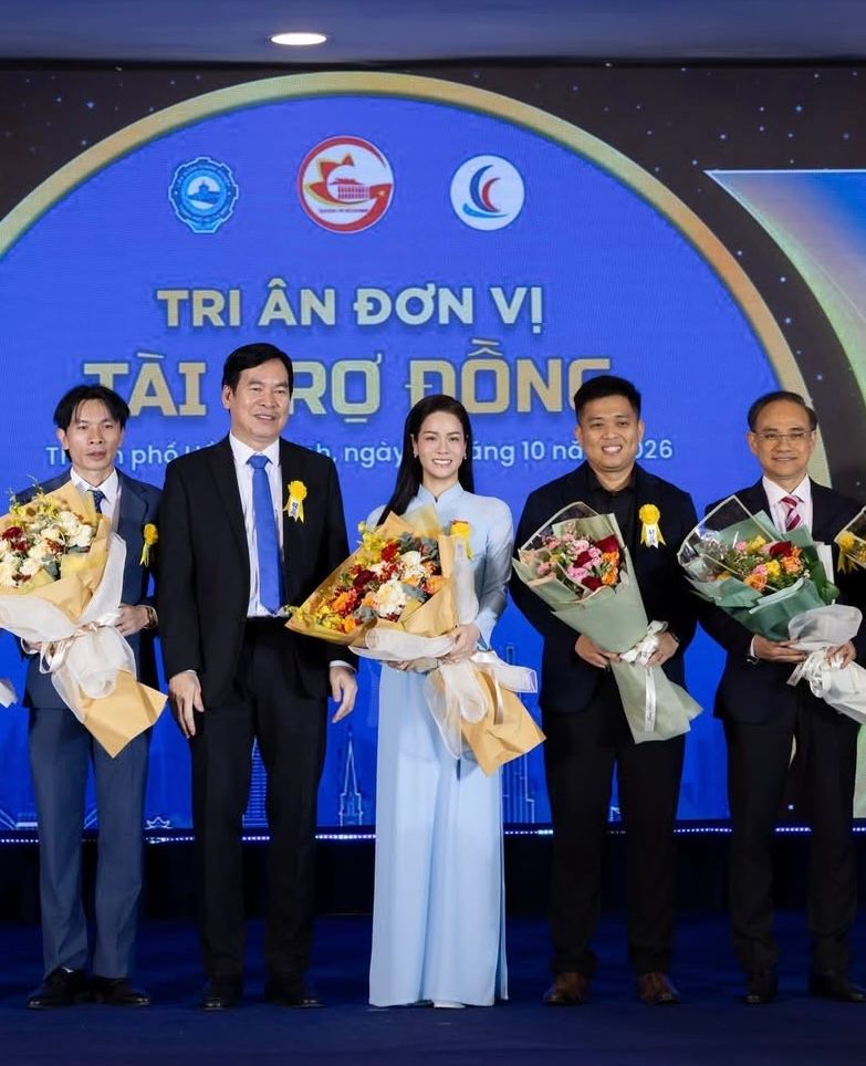 Nguyễn Văn Mau – Giám đốc Marketing Droppii nhận hoa tri ân đơn vị tài trợ Đồng tại lễ tôn vinh Doanh nghiệp, Doanh nhân TP.HCM tiêu biểu 2026