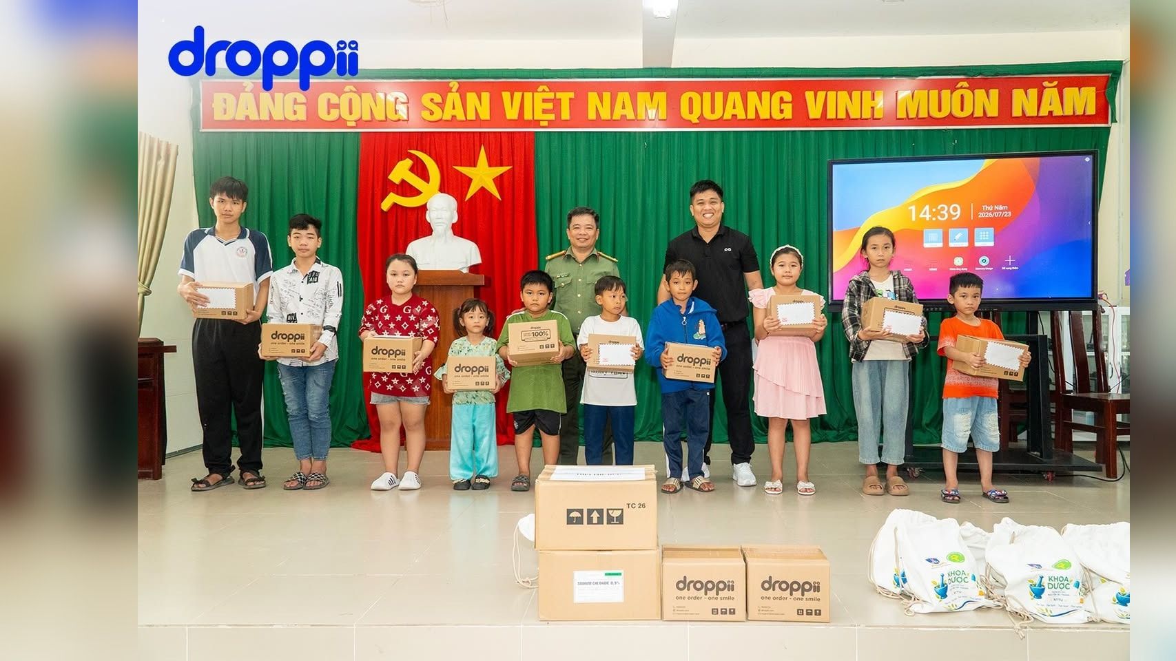 Nguyễn Văn Mau – Giám đốc Marketing Droppii trao quà cho trẻ em xã Phú Hữu, TP. Cần Thơ nhân 79 năm Ngày Thương binh - Liệt sĩ