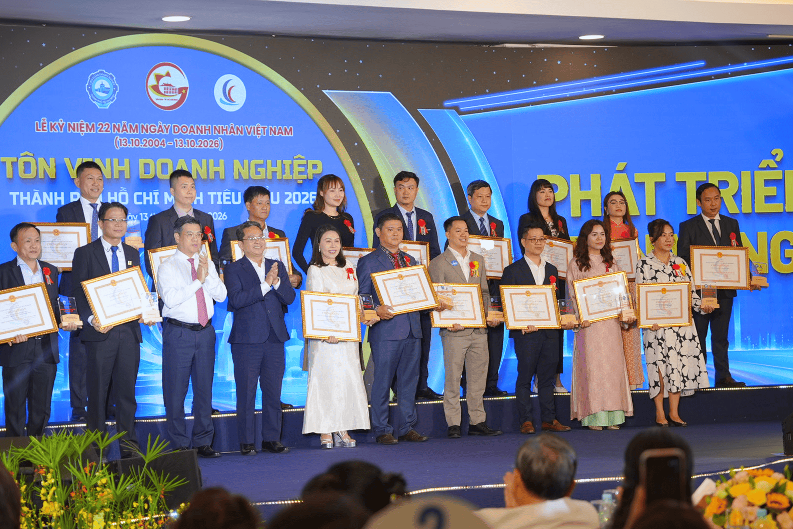 Các doanh nghiệp được tôn vinh cùng cầm chứng nhận chụp ảnh chung trên sân khấu