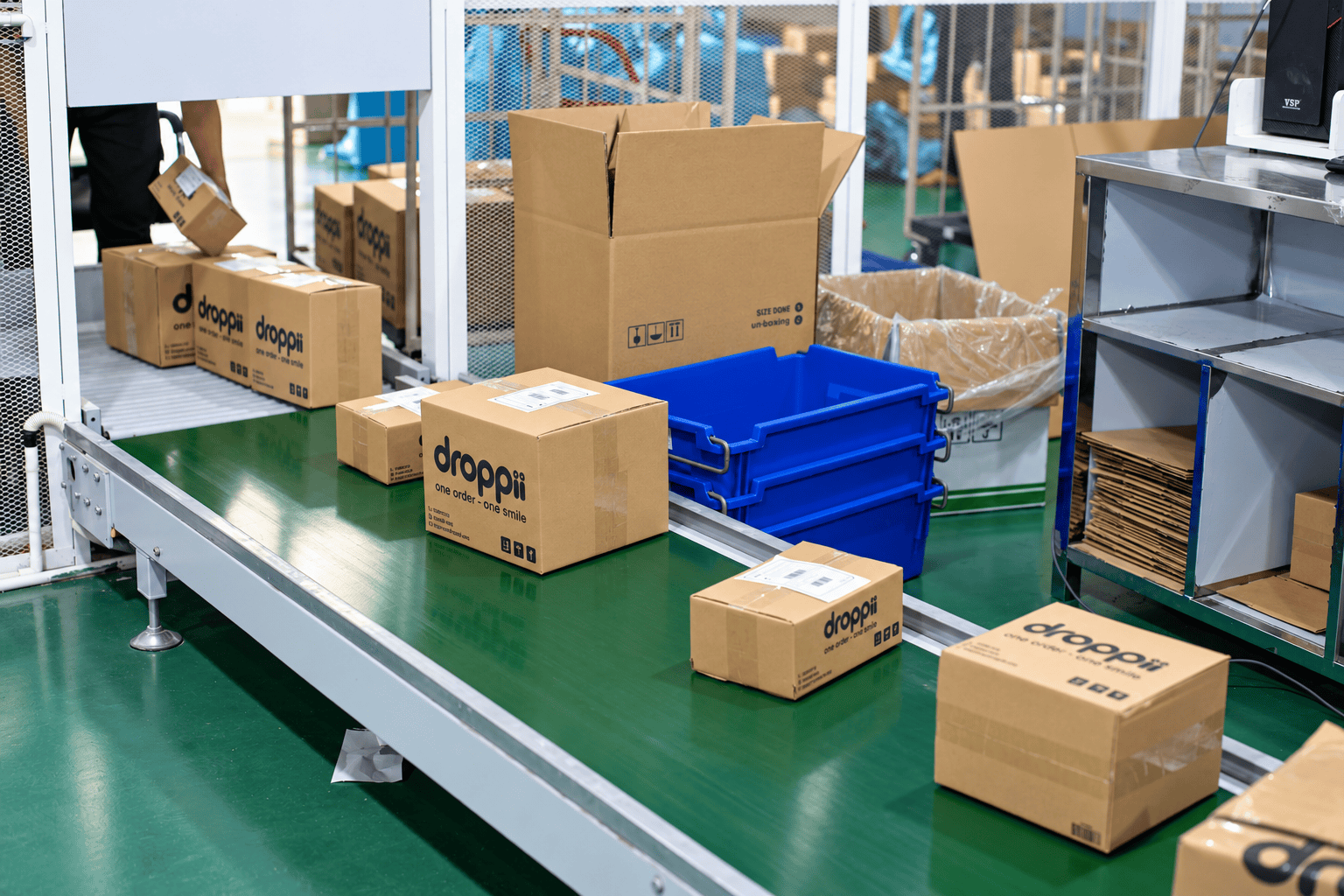 Nhân viên vận hành thao tác tại khu xử lý đơn hàng của trung tâm miền Nam