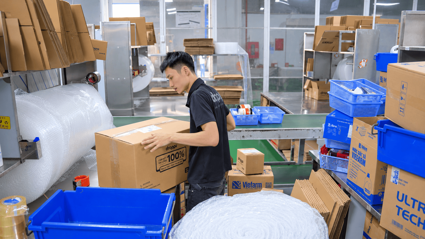 Lối đi và khu vực đóng gói trong Trung tâm xử lý đơn hàng miền Nam Droppii