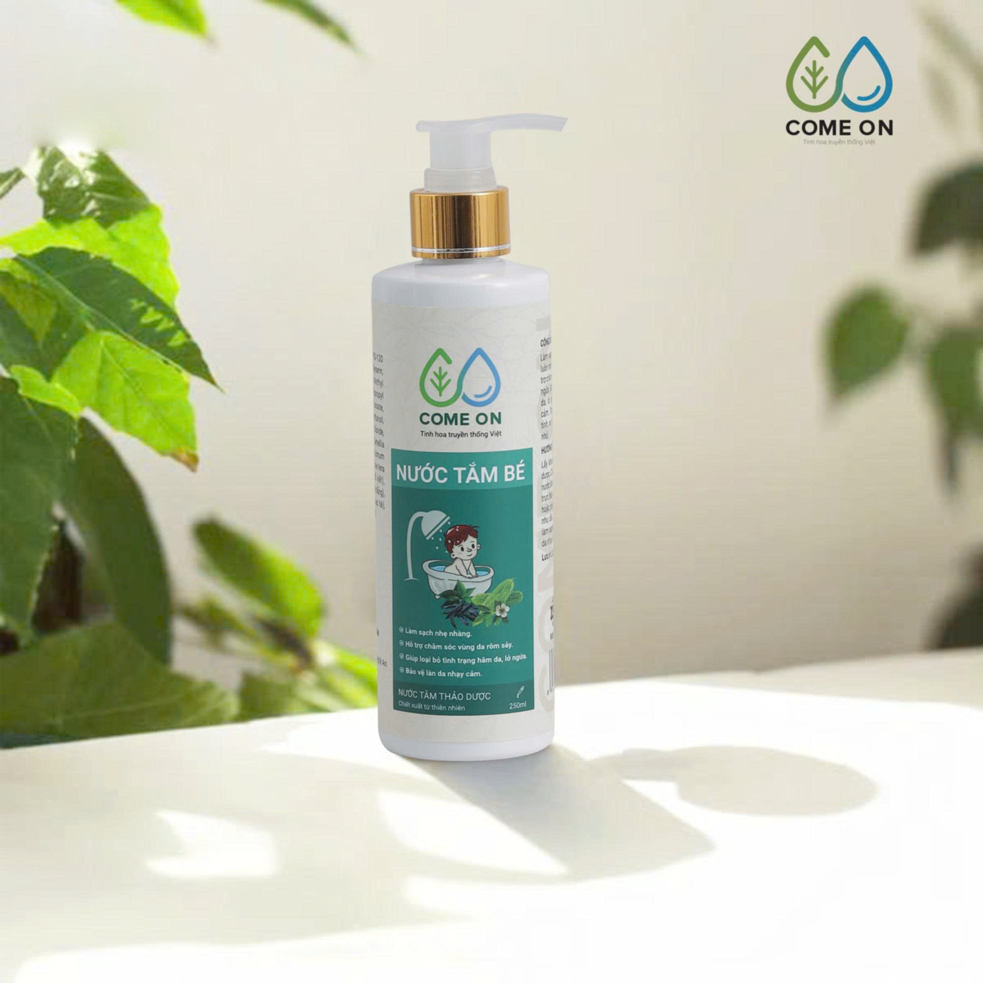 Nước tắm bé thảo dược COME ON làm sạch, mát da, ngừa rôm sảy 250ml