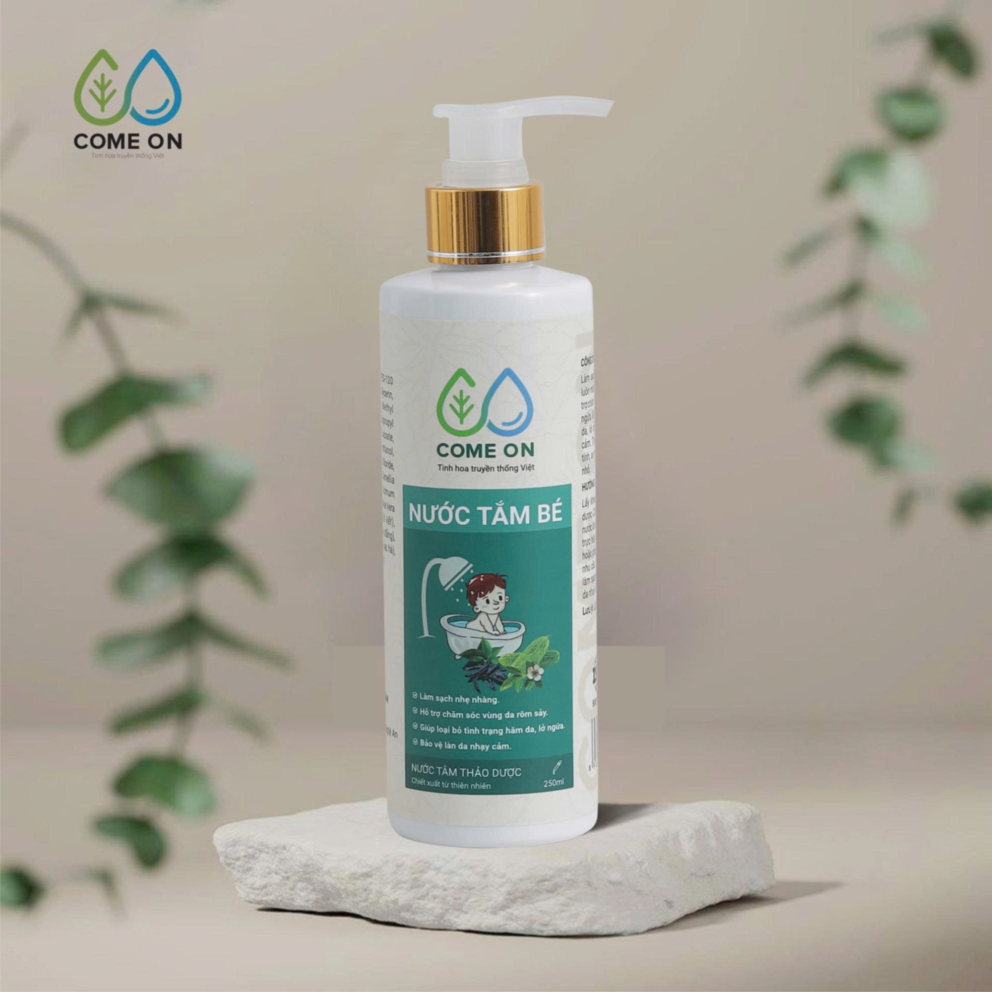 Nước tắm bé thảo dược COME ON làm sạch, mát da, ngừa rôm sảy 250ml