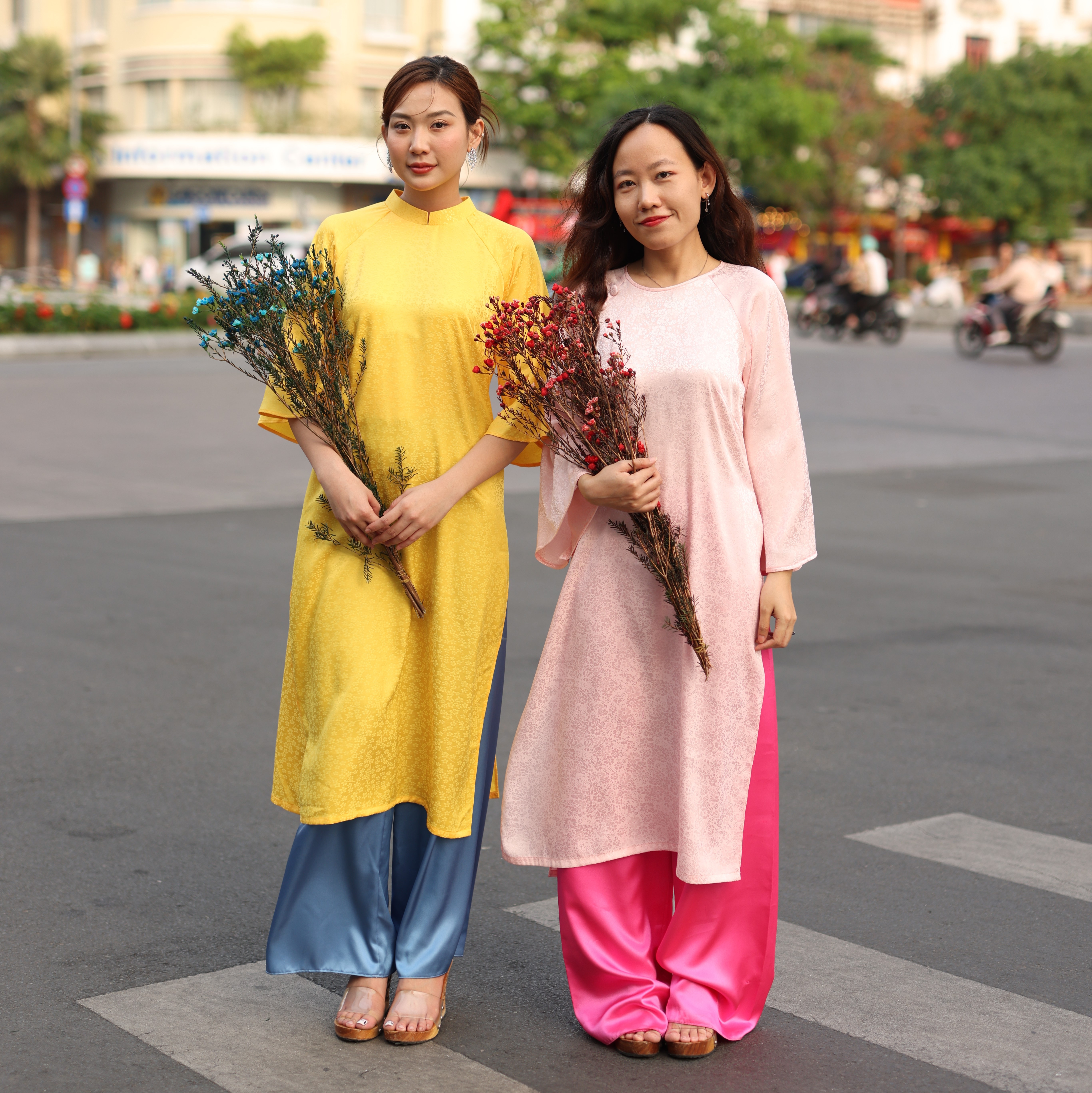 Set Áo dài cổ tròn Gấm hoa Ái Nhiên-duoc-ban-tai-Siêu Thị Ánh Nguyệt