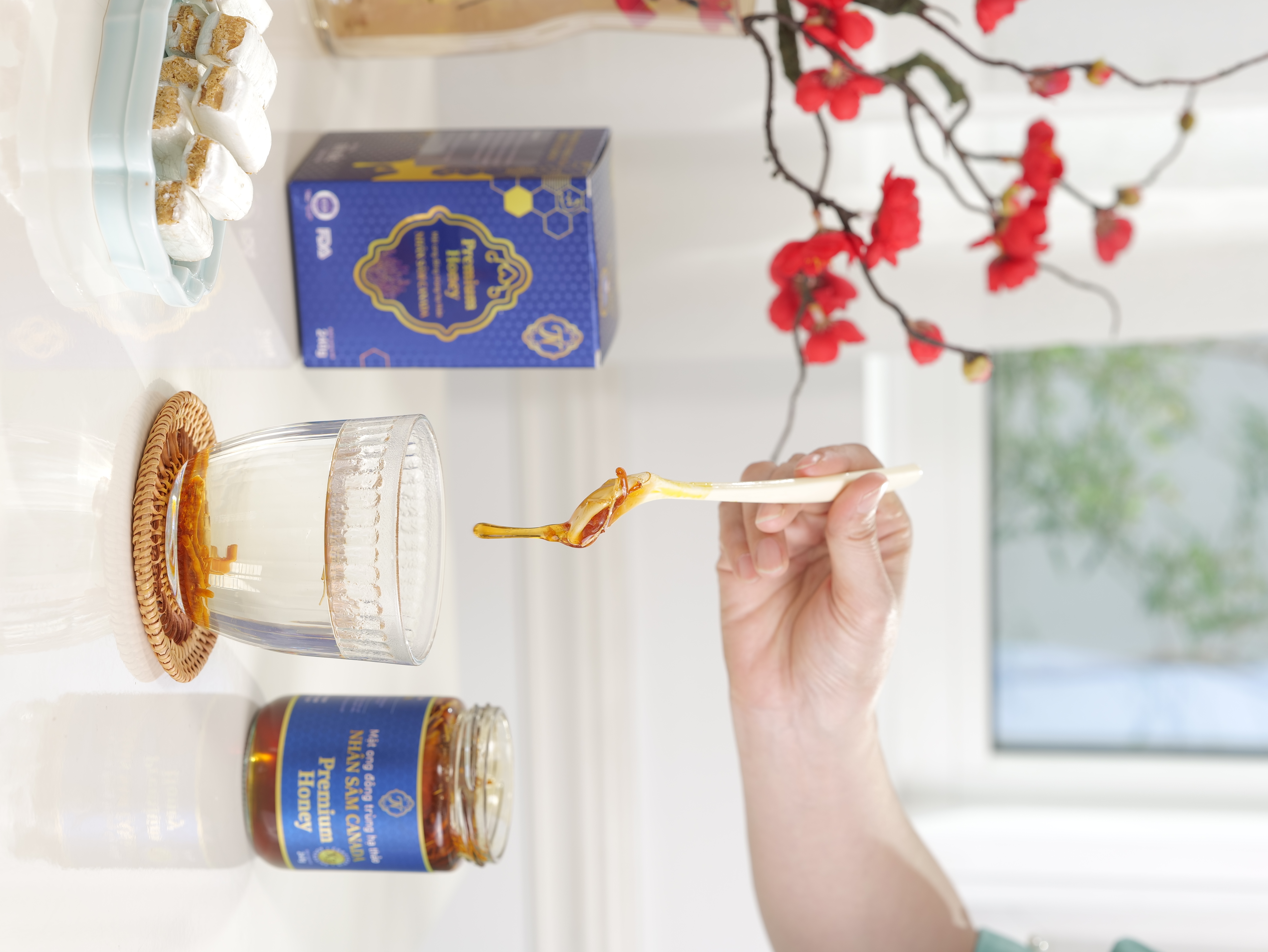 Mật ong đông trùng hạ thảo nhân sâm Canada (Hũ 240g)